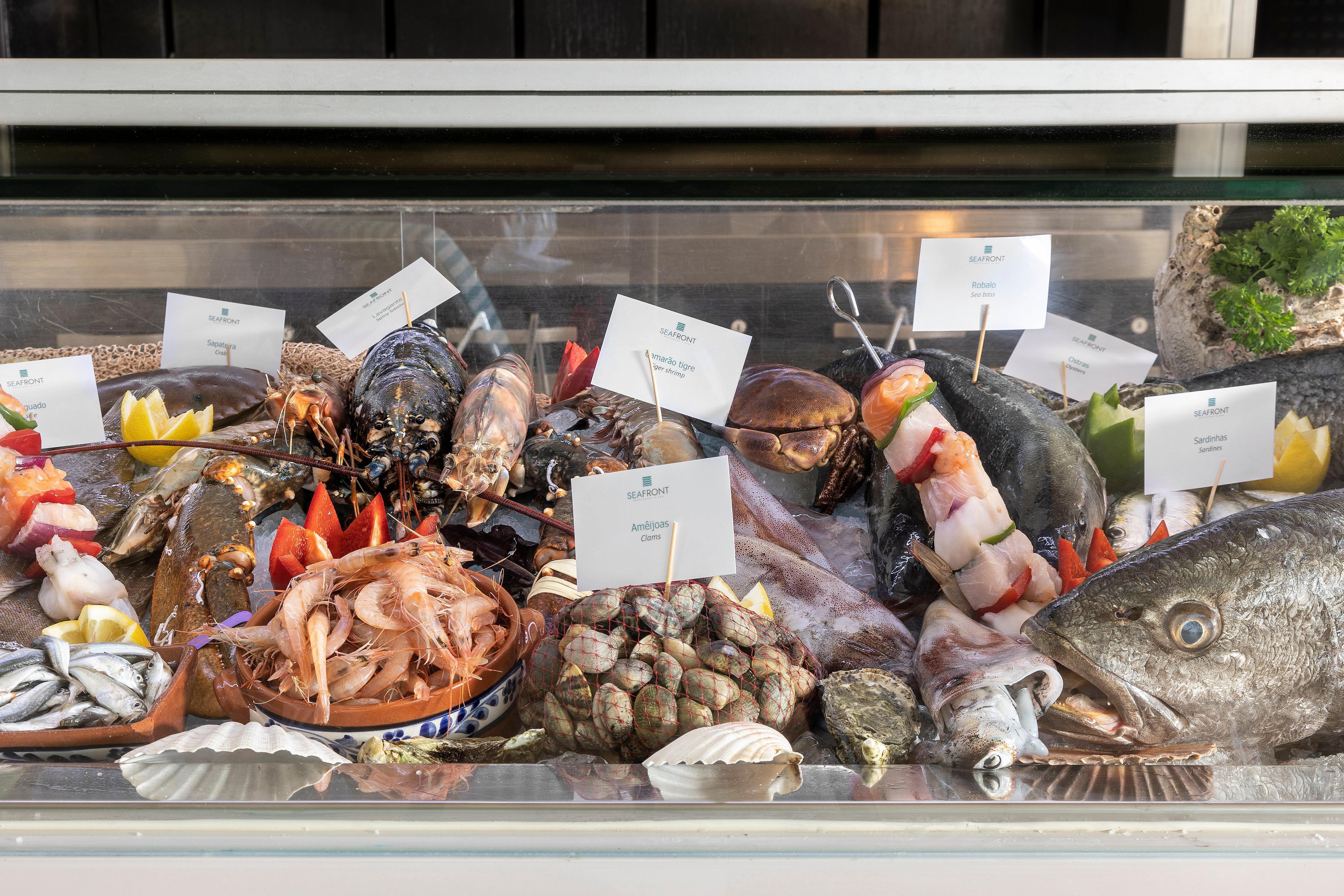 Crowne Plaza Vilamoura - Algarve By Ihg Dış mekan fotoğraf Seafood display at a restaurant